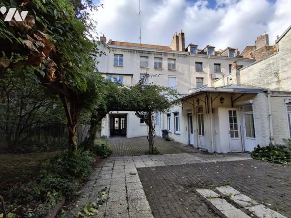Vieux LILLE Maison de 375m² hab - Jardin de 300m² SUD-EST entrée par porche avec accès AUTOMOBILE. 