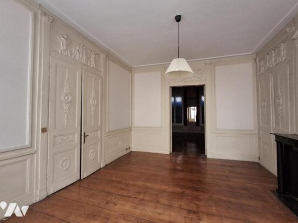 Vieux LILLE Maison de 375m² hab - Jardin de 300m² SUD-EST entrée par porche avec accès AUTOMOBILE. 