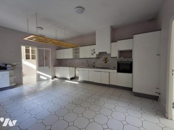 Vieux LILLE Maison de 375m² hab - Jardin de 300m² SUD-EST entrée par porche avec accès AUTOMOBILE. 