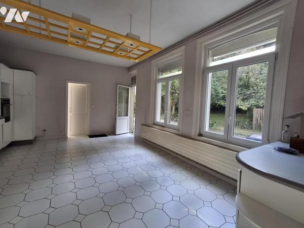 Vieux LILLE Maison de 375m² hab - Jardin de 300m² SUD-EST entrée par porche avec accès AUTOMOBILE. 
