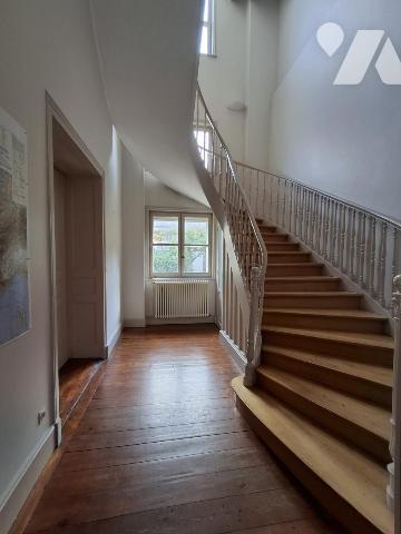 Vieux LILLE Maison de 375m² hab - Jardin de 300m² SUD-EST entrée par porche avec accès AUTOMOBILE. 