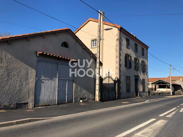 Maison avec dépendances et terrain