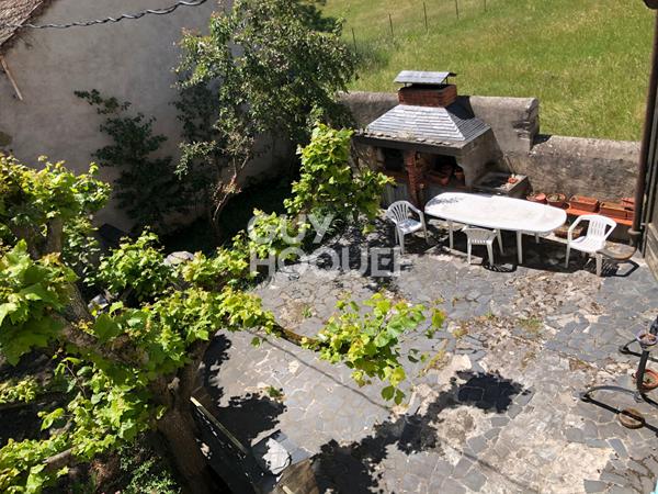 Maison avec dépendances et terrain