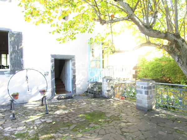 Maison avec dépendances et terrain