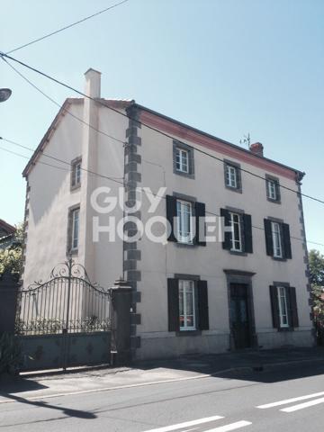 Maison avec dépendances et terrain
