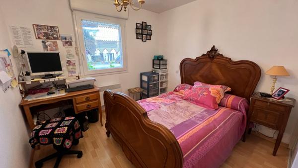 Appartement en rez-de-jardin, 2 chambres, garage et place de stationnement