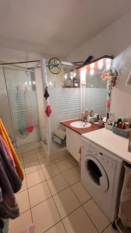 Appartement en rez-de-jardin, 2 chambres, garage et place de stationnement