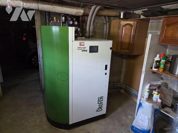 A vendre à GORRON(53), un pavillon sur sous-sol comprenant une entrée-couloir, cuisine aménagée...