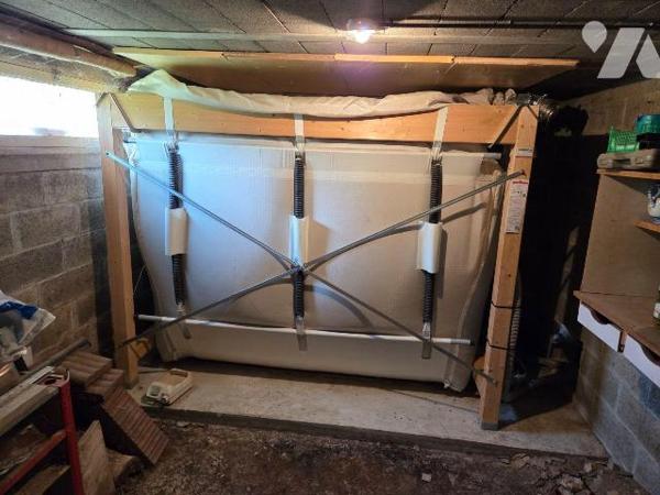 A vendre à GORRON(53), un pavillon sur sous-sol comprenant une entrée-couloir, cuisine aménagée...