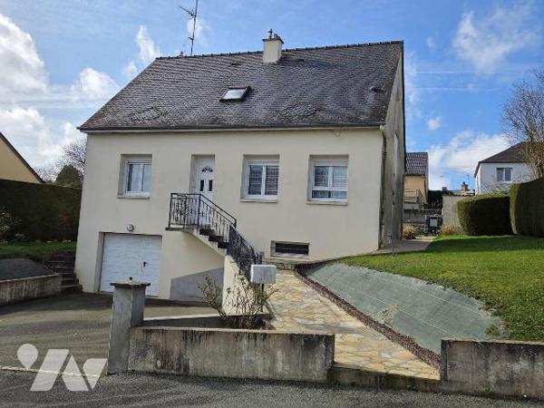 A vendre à GORRON(53), un pavillon sur sous-sol comprenant une entrée-couloir, cuisine aménagée...