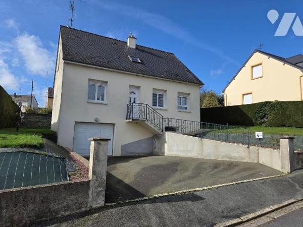 A vendre à GORRON(53), un pavillon sur sous-sol comprenant une entrée-couloir, cuisine aménagée...