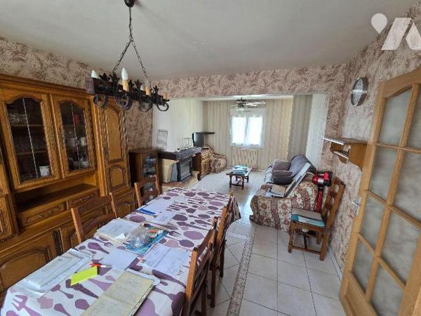 A vendre à GORRON(53), un pavillon sur sous-sol comprenant une entrée-couloir, cuisine aménagée...