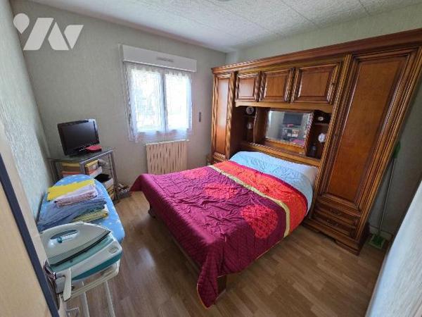 A vendre à GORRON(53), un pavillon sur sous-sol comprenant une entrée-couloir, cuisine aménagée...