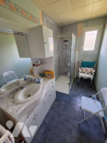 A vendre à GORRON(53), un pavillon sur sous-sol comprenant une entrée-couloir, cuisine aménagée...