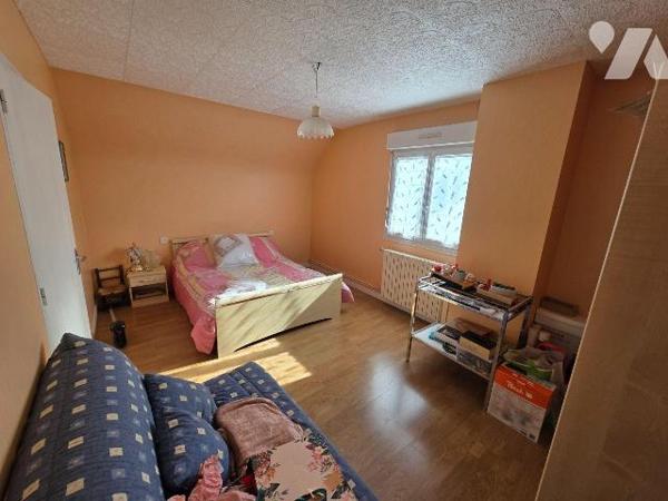 A vendre à GORRON(53), un pavillon sur sous-sol comprenant une entrée-couloir, cuisine aménagée...