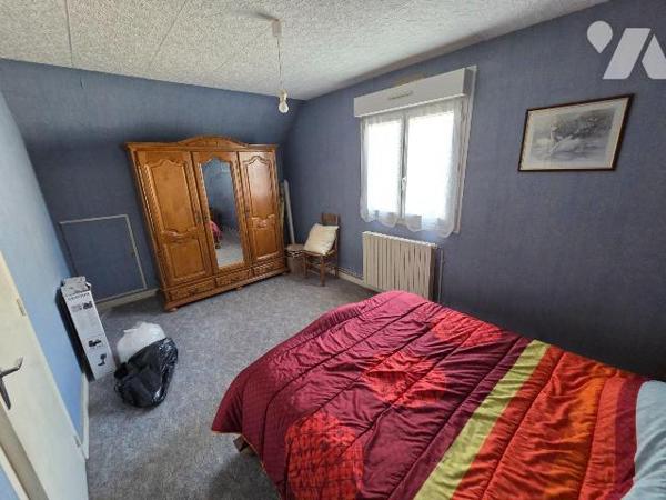 A vendre à GORRON(53), un pavillon sur sous-sol comprenant une entrée-couloir, cuisine aménagée...