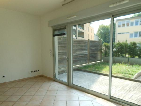 Bourg centre Les Terrasses St Vincent beau T2 terrasse, garage et cave
