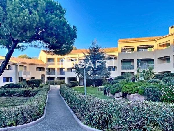 Duplex T2/T3 meublé en dernier étage avec garage et parking.