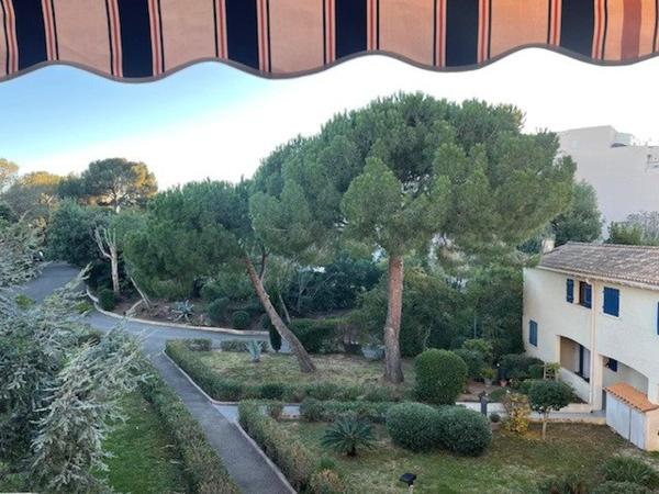 Duplex T2/T3 meublé en dernier étage avec garage et parking.