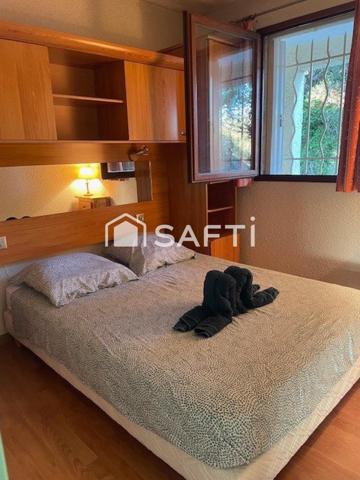 Duplex T2/T3 meublé en dernier étage avec garage et parking.