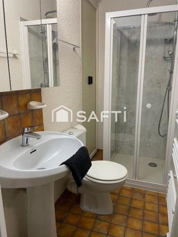 Duplex T2/T3 meublé en dernier étage avec garage et parking.