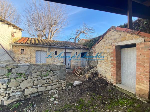 A 10 min de Quissac, corps de ferme en pierres de F5 avec 150 m² d'annexe sur 1020 m² de terrain