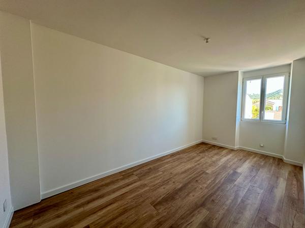 Appartement 4 pièces 3 chambres avec jardin au coeur Centre ville de La Crau