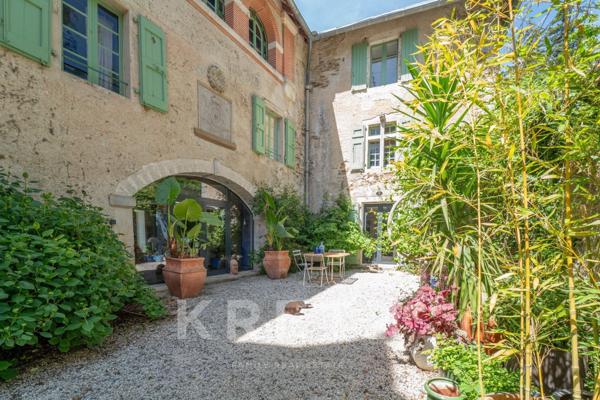 Un Château Réinventé dans un Esprit Loft Contemporain