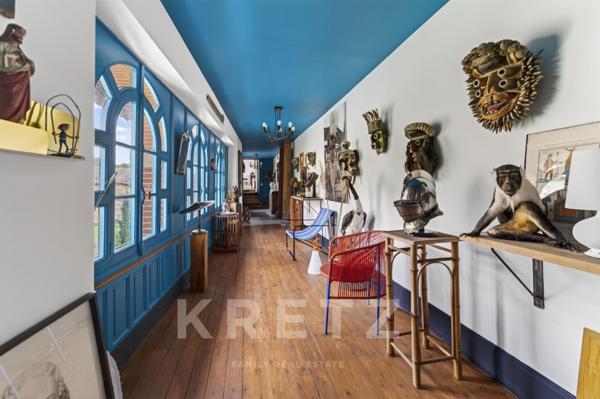 Un Château Réinventé dans un Esprit Loft Contemporain