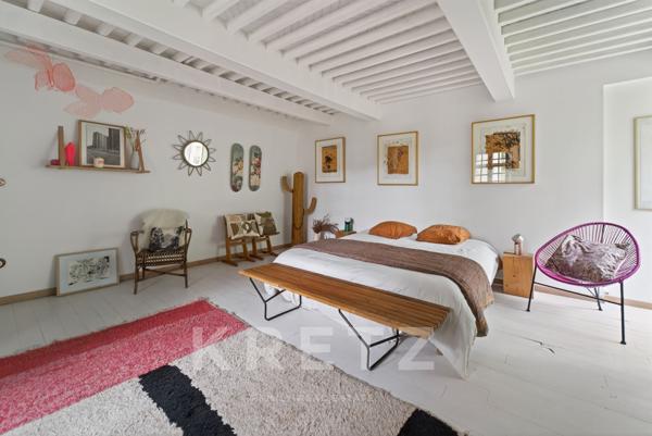 Un Château Réinventé dans un Esprit Loft Contemporain
