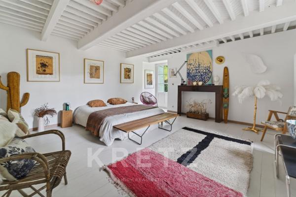 Un Château Réinventé dans un Esprit Loft Contemporain
