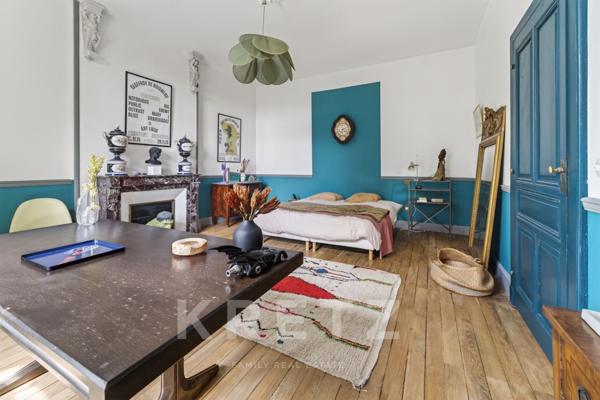 Un Château Réinventé dans un Esprit Loft Contemporain