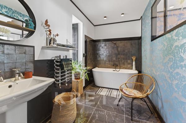Un Château Réinventé dans un Esprit Loft Contemporain