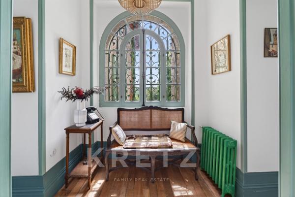 Un Château Réinventé dans un Esprit Loft Contemporain
