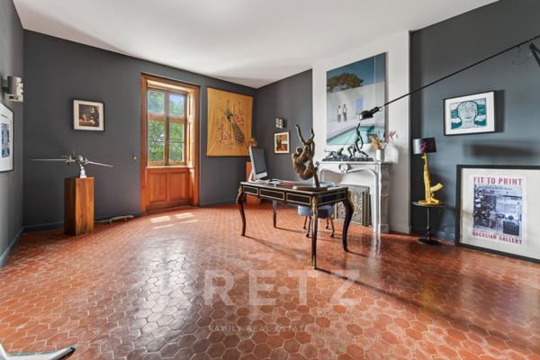 Un Château Réinventé dans un Esprit Loft Contemporain