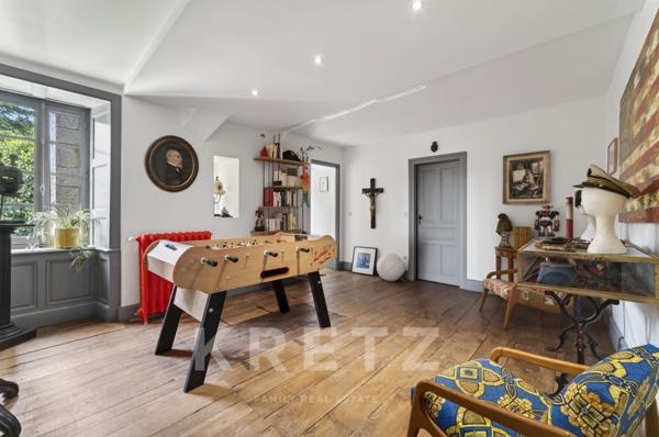 Un Château Réinventé dans un Esprit Loft Contemporain