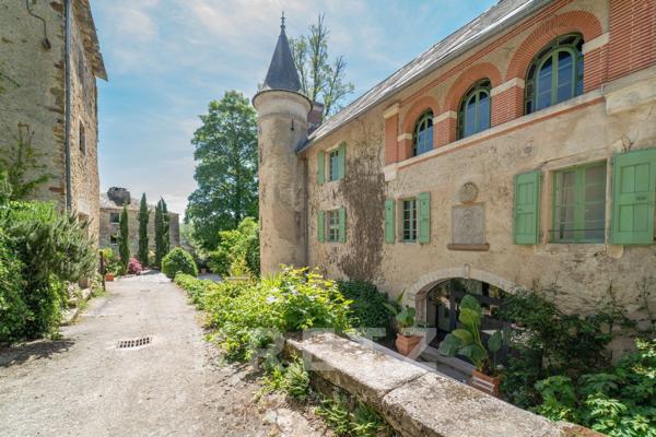Un Château Réinventé dans un Esprit Loft Contemporain