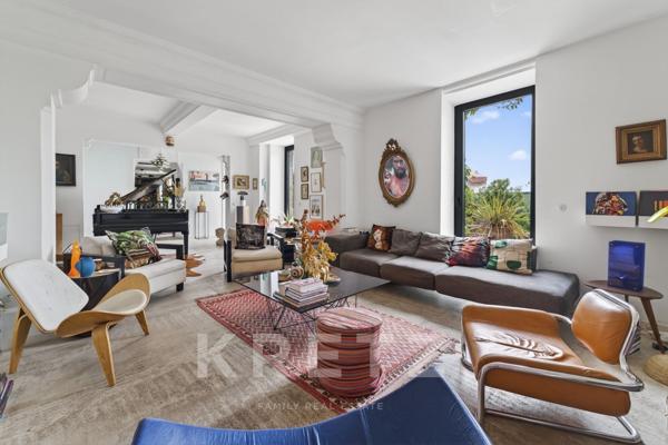 Un Château Réinventé dans un Esprit Loft Contemporain