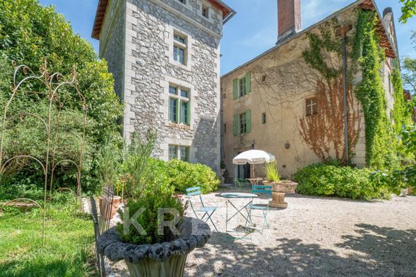 Un Château Réinventé dans un Esprit Loft Contemporain