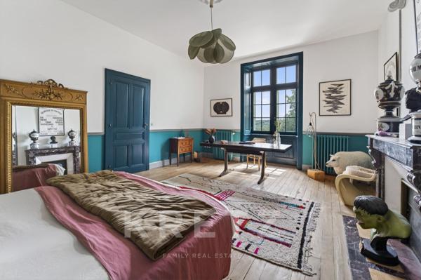 Un Château Réinventé dans un Esprit Loft Contemporain