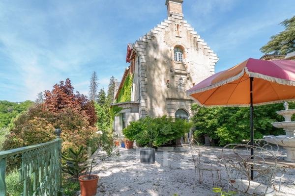 Un Château Réinventé dans un Esprit Loft Contemporain