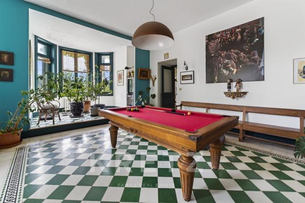 Un Château Réinventé dans un Esprit Loft Contemporain
