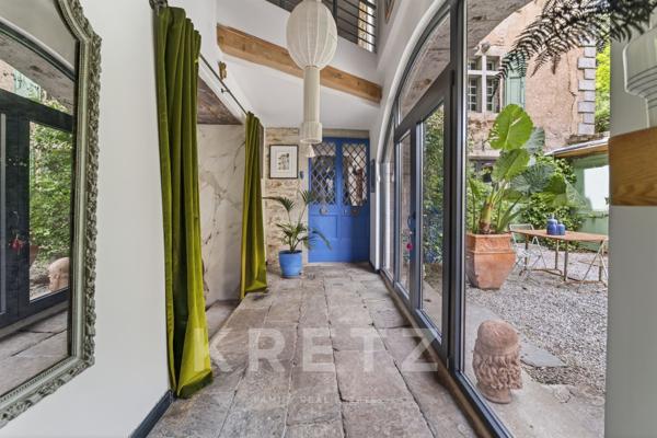Un Château Réinventé dans un Esprit Loft Contemporain