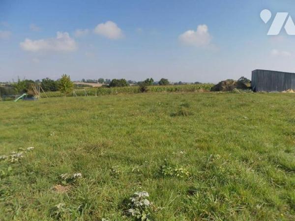 Dans bourg, terrain à bâtir d'une superficie de 1028 m². Terrain non viabilisé. Certificat d'ur...