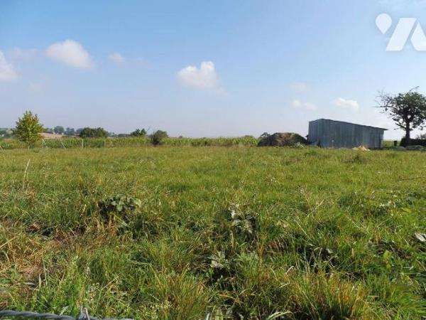 Dans bourg, terrain à bâtir d'une superficie de 1028 m². Terrain non viabilisé. Certificat d'ur...