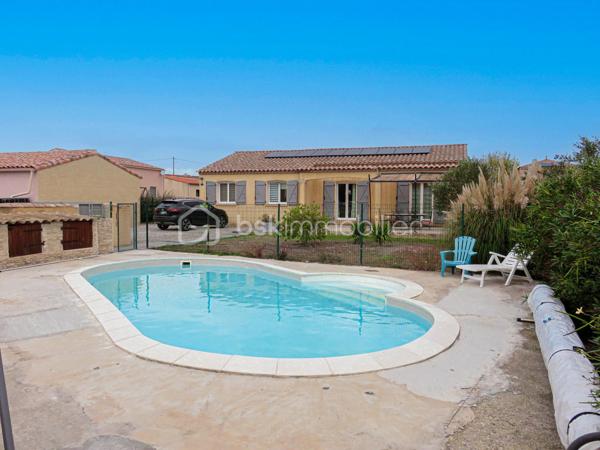 À seulement 3 minutes de Lézignan-Corbières, découvrez cette charmante villa de plain-pied offrant un cadre de vie privilégié, alliant confort moderne, économies d'énergie et extérieurs soignés. Implantée sur une belle parcelle clôturée de 966 m² environ, cette propriété séduira les familles en quête d'espace et de tranquillité.
D'une surface habitable d'environ 105 m², la maison s'ouvre sur une agréable entrée avec placard et WC indépendant. Vous serez immédiatement conquis par sa vaste pièce de vie de plus de 42 m² baignée de lumière, composée d'un séjour convivial et d'une cuisine aménagée et équipée. Cet espace s'ouvre directement sur une grande terrasse d'environ 40 m² et l'espace piscine, invitant à profiter pleinement des beaux jours.
L'espace nuit comprend trois chambres confortables avec placards intégrés, un bureau idéal pour le télétravail ou une chambre d'appoint, ainsi qu'une salle de bains équipée à la fois d'une baignoire et d'une douche.
À l'extérieur, tout a été pensé pour votre confort : piscine avec liner tout neuf, terrain entièrement clôturé, garage, local de rangement en dur, barbecue et espaces de détente. L'exposition sud-ouest garantit une belle luminosité tout au long de la journée.
Cette villa bénéficie également de prestations recherchées : climatisation réversible, double vitrage, portail automatique, fibre optique, adoucisseur d'eau récent, cumulus thermodynamique et panneaux photovoltaïques permettant de réduire significativement les dépenses énergétiques.
Située dans un village agréable et dynamique à proximité immédiate de Lézignan-Corbières, vous profiterez d'un environnement calme tout en restant proche des écoles, transports et commodités du quotidien.
Une maison clé en main, parfaitement entretenue, où il ne vous reste plus qu'à poser vos valises.
Une visite s'impose ! Contactez moi dès maintenant pour découvrir ce bien rare sur le secteur.