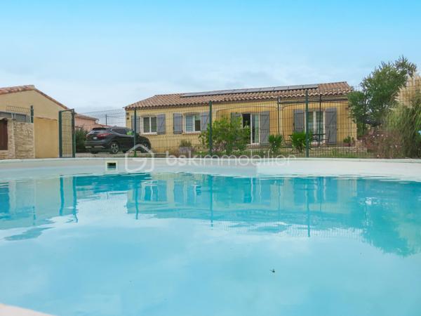 À seulement 3 minutes de Lézignan-Corbières, découvrez cette charmante villa de plain-pied offrant un cadre de vie privilégié, alliant confort moderne, économies d'énergie et extérieurs soignés. Implantée sur une belle parcelle clôturée de 966 m² environ, cette propriété séduira les familles en quête d'espace et de tranquillité.
D'une surface habitable d'environ 105 m², la maison s'ouvre sur une agréable entrée avec placard et WC indépendant. Vous serez immédiatement conquis par sa vaste pièce de vie de plus de 42 m² baignée de lumière, composée d'un séjour convivial et d'une cuisine aménagée et équipée. Cet espace s'ouvre directement sur une grande terrasse d'environ 40 m² et l'espace piscine, invitant à profiter pleinement des beaux jours.
L'espace nuit comprend trois chambres confortables avec placards intégrés, un bureau idéal pour le télétravail ou une chambre d'appoint, ainsi qu'une salle de bains équipée à la fois d'une baignoire et d'une douche.
À l'extérieur, tout a été pensé pour votre confort : piscine avec liner tout neuf, terrain entièrement clôturé, garage, local de rangement en dur, barbecue et espaces de détente. L'exposition sud-ouest garantit une belle luminosité tout au long de la journée.
Cette villa bénéficie également de prestations recherchées : climatisation réversible, double vitrage, portail automatique, fibre optique, adoucisseur d'eau récent, cumulus thermodynamique et panneaux photovoltaïques permettant de réduire significativement les dépenses énergétiques.
Située dans un village agréable et dynamique à proximité immédiate de Lézignan-Corbières, vous profiterez d'un environnement calme tout en restant proche des écoles, transports et commodités du quotidien.
Une maison clé en main, parfaitement entretenue, où il ne vous reste plus qu'à poser vos valises.
Une visite s'impose ! Contactez moi dès maintenant pour découvrir ce bien rare sur le secteur.