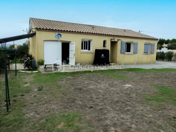 À seulement 3 minutes de Lézignan-Corbières, découvrez cette charmante villa de plain-pied offrant un cadre de vie privilégié, alliant confort moderne, économies d'énergie et extérieurs soignés. Implantée sur une belle parcelle clôturée de 966 m² environ, cette propriété séduira les familles en quête d'espace et de tranquillité.
D'une surface habitable d'environ 105 m², la maison s'ouvre sur une agréable entrée avec placard et WC indépendant. Vous serez immédiatement conquis par sa vaste pièce de vie de plus de 42 m² baignée de lumière, composée d'un séjour convivial et d'une cuisine aménagée et équipée. Cet espace s'ouvre directement sur une grande terrasse d'environ 40 m² et l'espace piscine, invitant à profiter pleinement des beaux jours.
L'espace nuit comprend trois chambres confortables avec placards intégrés, un bureau idéal pour le télétravail ou une chambre d'appoint, ainsi qu'une salle de bains équipée à la fois d'une baignoire et d'une douche.
À l'extérieur, tout a été pensé pour votre confort : piscine avec liner tout neuf, terrain entièrement clôturé, garage, local de rangement en dur, barbecue et espaces de détente. L'exposition sud-ouest garantit une belle luminosité tout au long de la journée.
Cette villa bénéficie également de prestations recherchées : climatisation réversible, double vitrage, portail automatique, fibre optique, adoucisseur d'eau récent, cumulus thermodynamique et panneaux photovoltaïques permettant de réduire significativement les dépenses énergétiques.
Située dans un village agréable et dynamique à proximité immédiate de Lézignan-Corbières, vous profiterez d'un environnement calme tout en restant proche des écoles, transports et commodités du quotidien.
Une maison clé en main, parfaitement entretenue, où il ne vous reste plus qu'à poser vos valises.
Une visite s'impose ! Contactez moi dès maintenant pour découvrir ce bien rare sur le secteur.