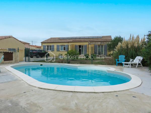 À seulement 3 minutes de Lézignan-Corbières, découvrez cette charmante villa de plain-pied offrant un cadre de vie privilégié, alliant confort moderne, économies d'énergie et extérieurs soignés. Implantée sur une belle parcelle clôturée de 966 m² environ, cette propriété séduira les familles en quête d'espace et de tranquillité.
D'une surface habitable d'environ 105 m², la maison s'ouvre sur une agréable entrée avec placard et WC indépendant. Vous serez immédiatement conquis par sa vaste pièce de vie de plus de 42 m² baignée de lumière, composée d'un séjour convivial et d'une cuisine aménagée et équipée. Cet espace s'ouvre directement sur une grande terrasse d'environ 40 m² et l'espace piscine, invitant à profiter pleinement des beaux jours.
L'espace nuit comprend trois chambres confortables avec placards intégrés, un bureau idéal pour le télétravail ou une chambre d'appoint, ainsi qu'une salle de bains équipée à la fois d'une baignoire et d'une douche.
À l'extérieur, tout a été pensé pour votre confort : piscine avec liner tout neuf, terrain entièrement clôturé, garage, local de rangement en dur, barbecue et espaces de détente. L'exposition sud-ouest garantit une belle luminosité tout au long de la journée.
Cette villa bénéficie également de prestations recherchées : climatisation réversible, double vitrage, portail automatique, fibre optique, adoucisseur d'eau récent, cumulus thermodynamique et panneaux photovoltaïques permettant de réduire significativement les dépenses énergétiques.
Située dans un village agréable et dynamique à proximité immédiate de Lézignan-Corbières, vous profiterez d'un environnement calme tout en restant proche des écoles, transports et commodités du quotidien.
Une maison clé en main, parfaitement entretenue, où il ne vous reste plus qu'à poser vos valises.
Une visite s'impose ! Contactez moi dès maintenant pour découvrir ce bien rare sur le secteur.