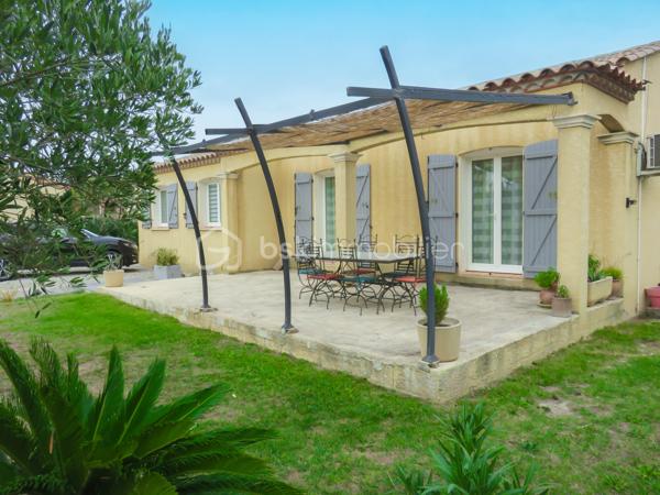 À seulement 3 minutes de Lézignan-Corbières, découvrez cette charmante villa de plain-pied offrant un cadre de vie privilégié, alliant confort moderne, économies d'énergie et extérieurs soignés. Implantée sur une belle parcelle clôturée de 966 m² environ, cette propriété séduira les familles en quête d'espace et de tranquillité.
D'une surface habitable d'environ 105 m², la maison s'ouvre sur une agréable entrée avec placard et WC indépendant. Vous serez immédiatement conquis par sa vaste pièce de vie de plus de 42 m² baignée de lumière, composée d'un séjour convivial et d'une cuisine aménagée et équipée. Cet espace s'ouvre directement sur une grande terrasse d'environ 40 m² et l'espace piscine, invitant à profiter pleinement des beaux jours.
L'espace nuit comprend trois chambres confortables avec placards intégrés, un bureau idéal pour le télétravail ou une chambre d'appoint, ainsi qu'une salle de bains équipée à la fois d'une baignoire et d'une douche.
À l'extérieur, tout a été pensé pour votre confort : piscine avec liner tout neuf, terrain entièrement clôturé, garage, local de rangement en dur, barbecue et espaces de détente. L'exposition sud-ouest garantit une belle luminosité tout au long de la journée.
Cette villa bénéficie également de prestations recherchées : climatisation réversible, double vitrage, portail automatique, fibre optique, adoucisseur d'eau récent, cumulus thermodynamique et panneaux photovoltaïques permettant de réduire significativement les dépenses énergétiques.
Située dans un village agréable et dynamique à proximité immédiate de Lézignan-Corbières, vous profiterez d'un environnement calme tout en restant proche des écoles, transports et commodités du quotidien.
Une maison clé en main, parfaitement entretenue, où il ne vous reste plus qu'à poser vos valises.
Une visite s'impose ! Contactez moi dès maintenant pour découvrir ce bien rare sur le secteur.